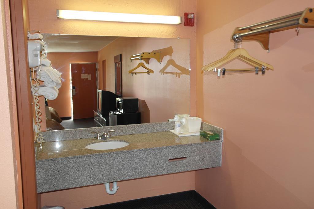 Americas Best Value Inn And Suites Knoxville Exterior foto