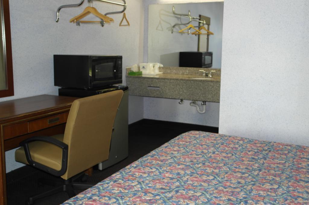 Americas Best Value Inn And Suites Knoxville Exterior foto